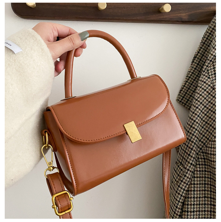 thumbnail image 1 of Bolso pequeño de hombro retro para mujer de otoño e invierno 2025, moda moderna, diseño minimalista, bandolera, bolso cuadrado con textura., 1 of 10