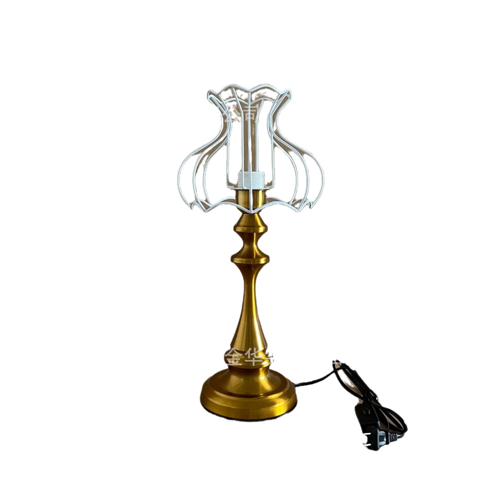 Xiaohongshu recomienda la combinación de marco de hierro con base de metal grande de cobre antiguo dorado E27 con lámpara de mesa retro casera de bricolaje