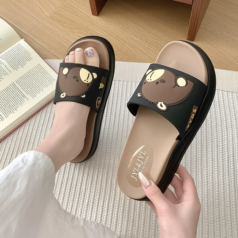 Тапочки женщины носят милые крытые ванные комнаты летом