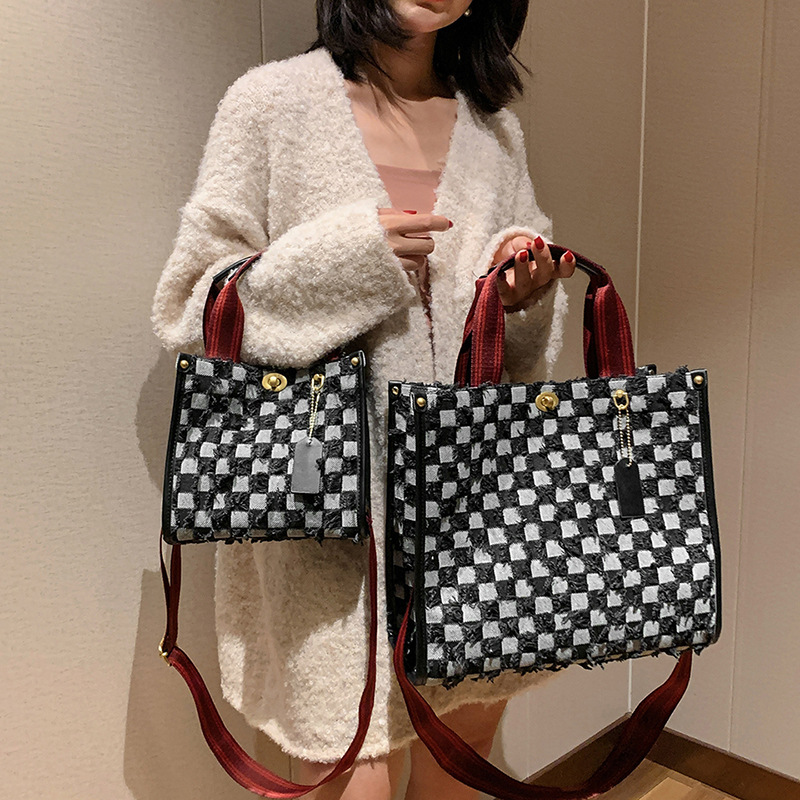 Bolso tote de mezclilla para mujer, nuevo estilo transfronterizo 2025, bolso de mano con borlas y diseño de tablero de ajedrez, bolso cruzado moderno grande y pequeño
