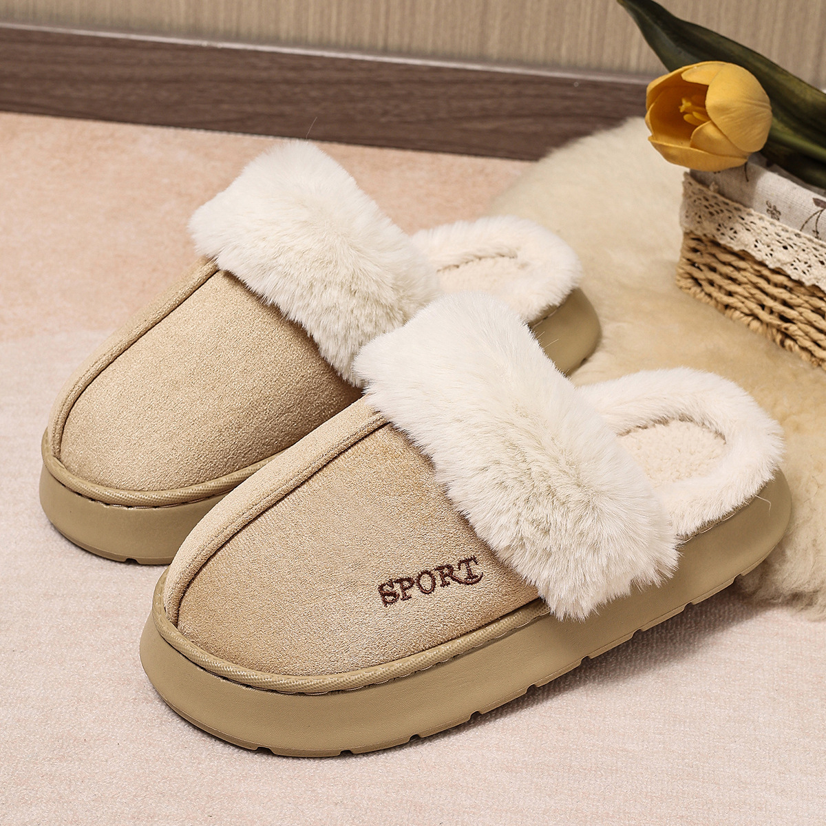 Zapatos de algodón en invierno, nuevas zapatillas de algodón de moda de peluche, zapatillas de algodón para hombres y mujeres, arrastre de algodón térmico y antideslizante en interiores al por mayor