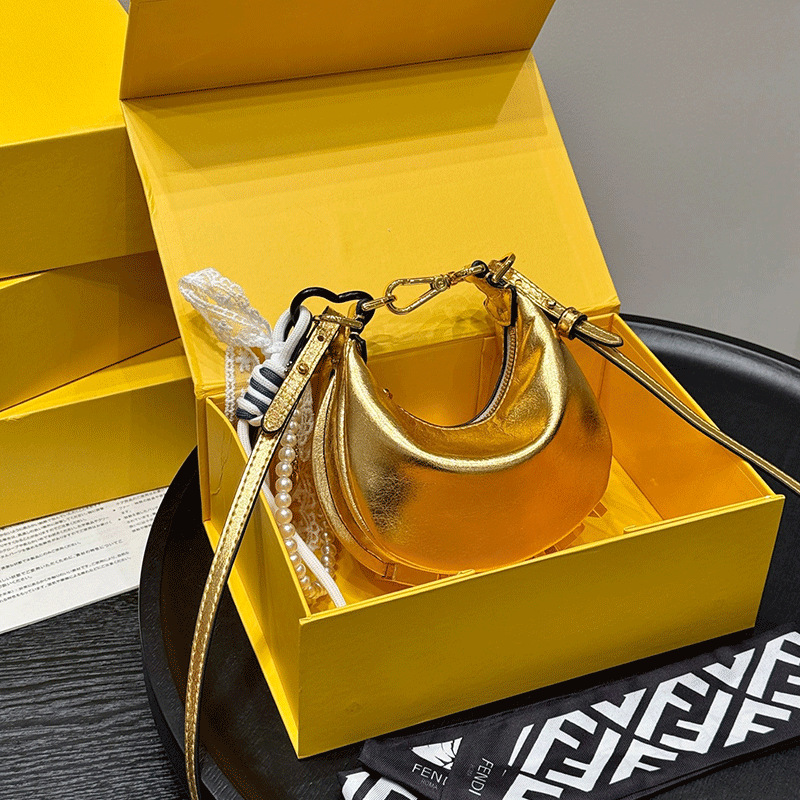 체인이 없는 골드 가죽