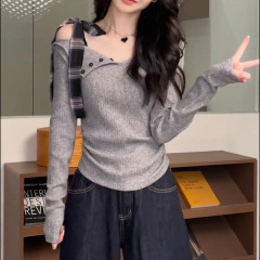 デザイン感のあるストラップの露肩vネック長袖tシャツ