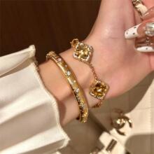 18K真金电镀锆石花朵纹路手链轻奢高级感手环复古优雅通勤手饰女