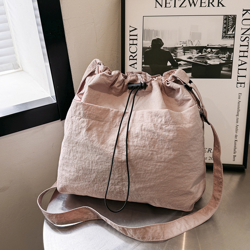 2024新款日系ins休闲斜挎包大容量抽绳水桶包包女街头单肩通勤包