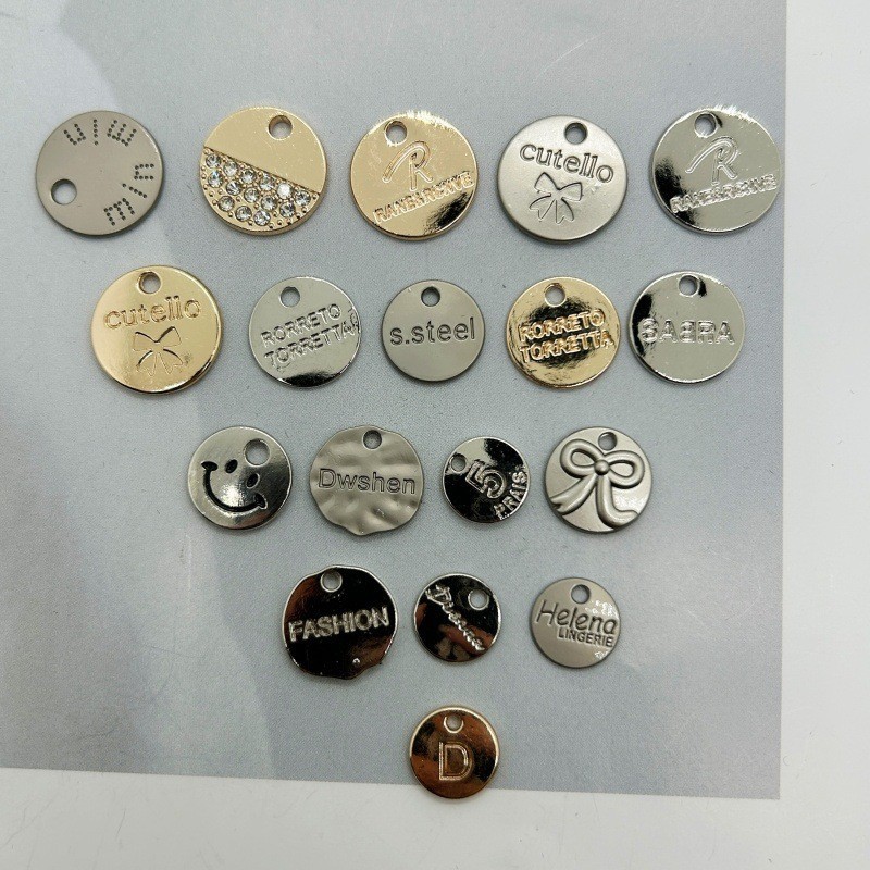 圆形五金标牌简约字母小吊牌T恤装饰金属圆牌DIY服饰配件项链尾牌