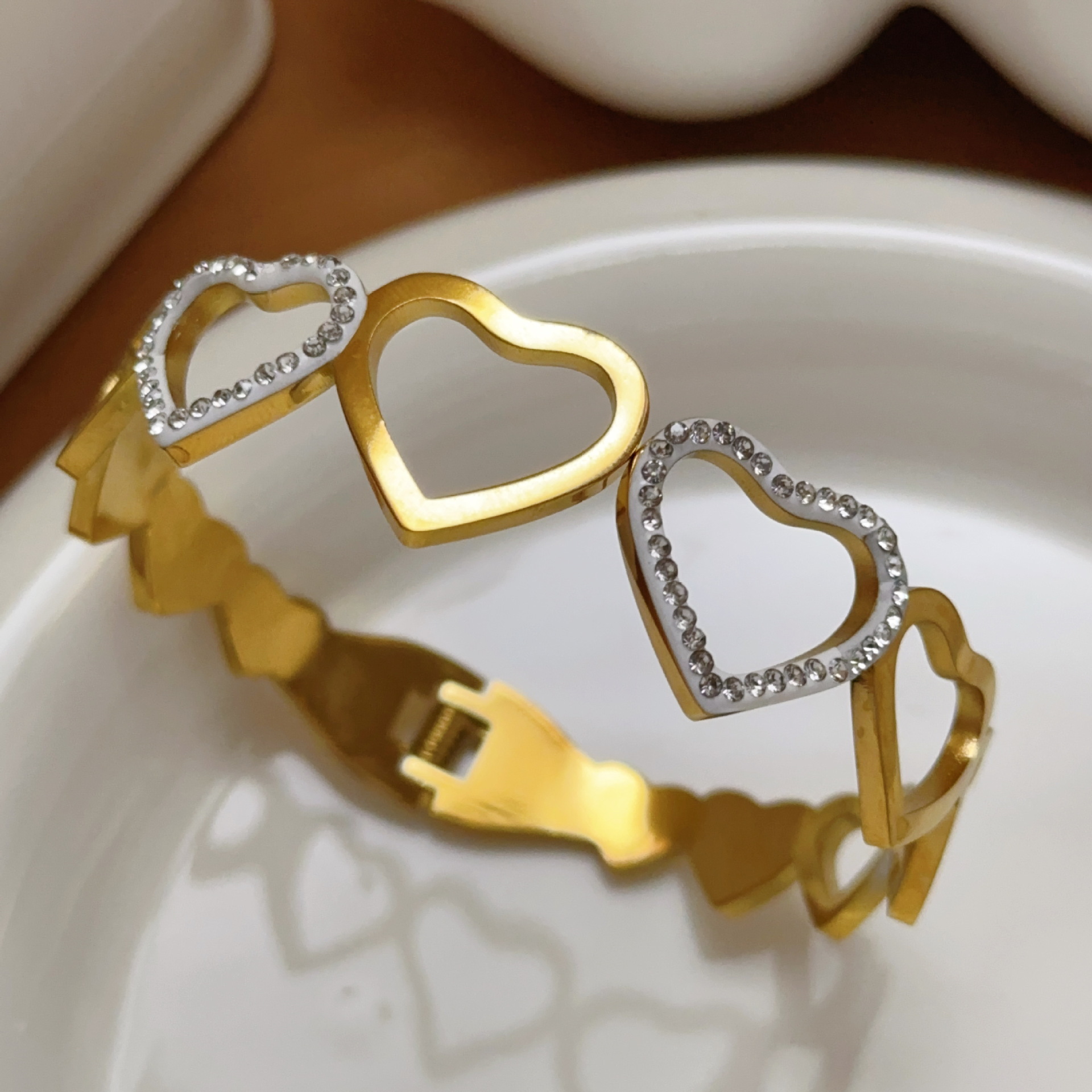 Brazalete de acero de titanio de mujeres europeas y estadounidenses de moda transfronteriza Brazalete de acero inoxidable amor hueco joyería universal