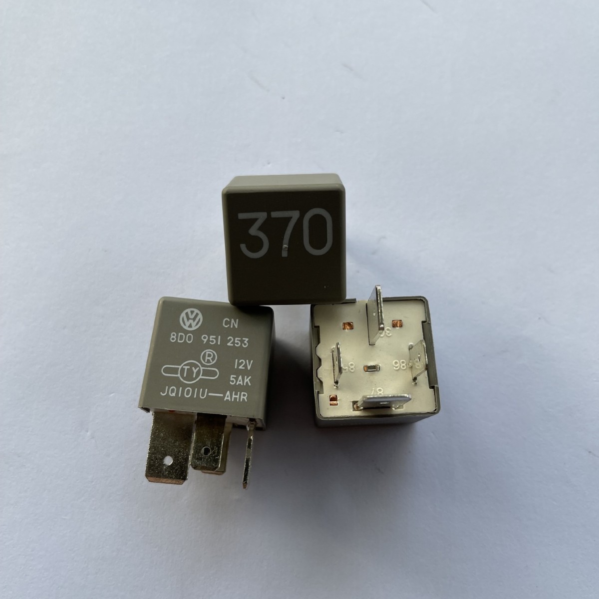 奥迪A6 A8L帕萨特领驭电子扇风扇370号继电器8D0951253