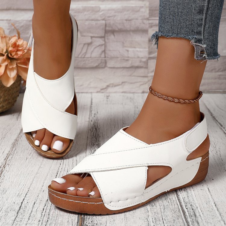 Nuevas sandalias de talón inclinado para mujeres transfronterizas de tamaño grande contra el color de velcro transpirable sandalias de fondo grueso para mujeres de comercio exterior