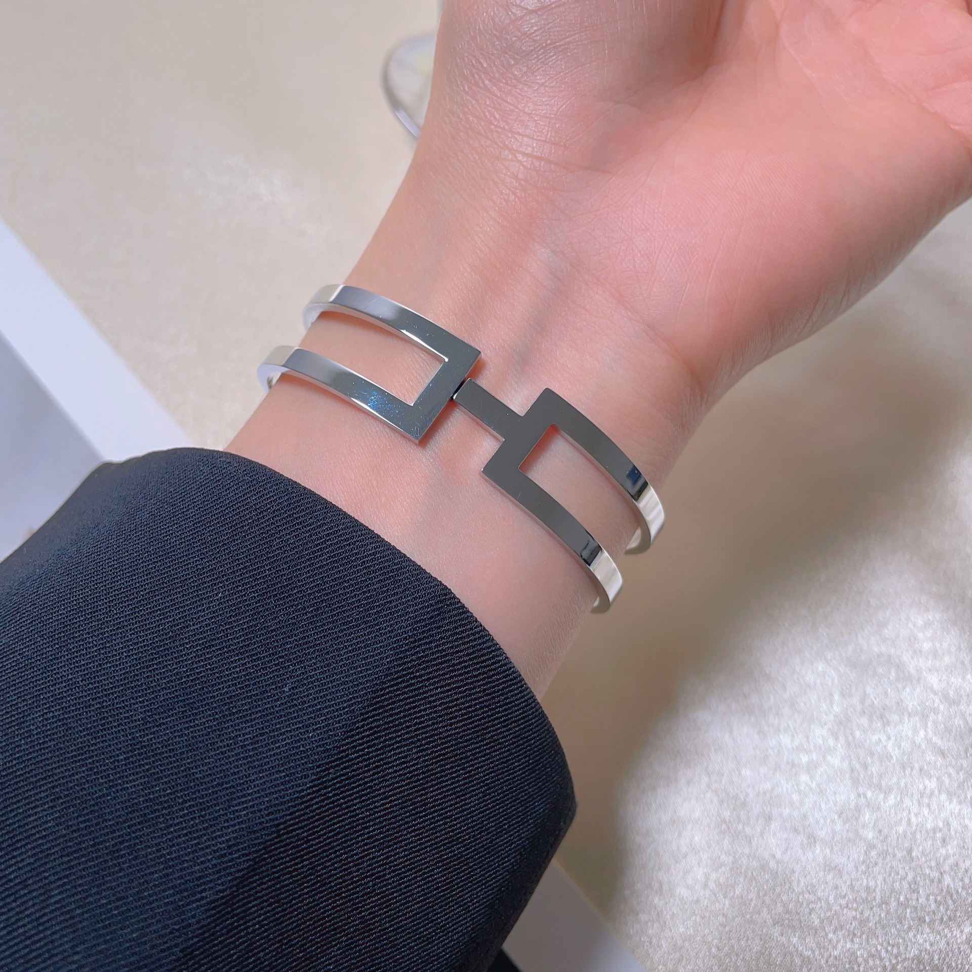 En stock fábrica directa Transfronteriza Popular electrochapado 18K pulsera de acero de titanio femenina personalidad no se desvanece moda nicho moda