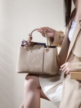 ĸ�H���Y��Ůʿ���e�¿�r�д���������б����μ�����sˮͰ��