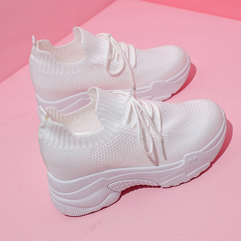 Zapatos blancos de aumento de la altura oculta para mujeres 2023 primavera nuevos zapatos de malla versátiles transpirables para mujeres moda deportiva casual zapatos de papá