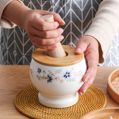 台所のニンニクの泥の神器の家庭用のニンニクをつぶします器の陶磁器のニンニクをつぶします。