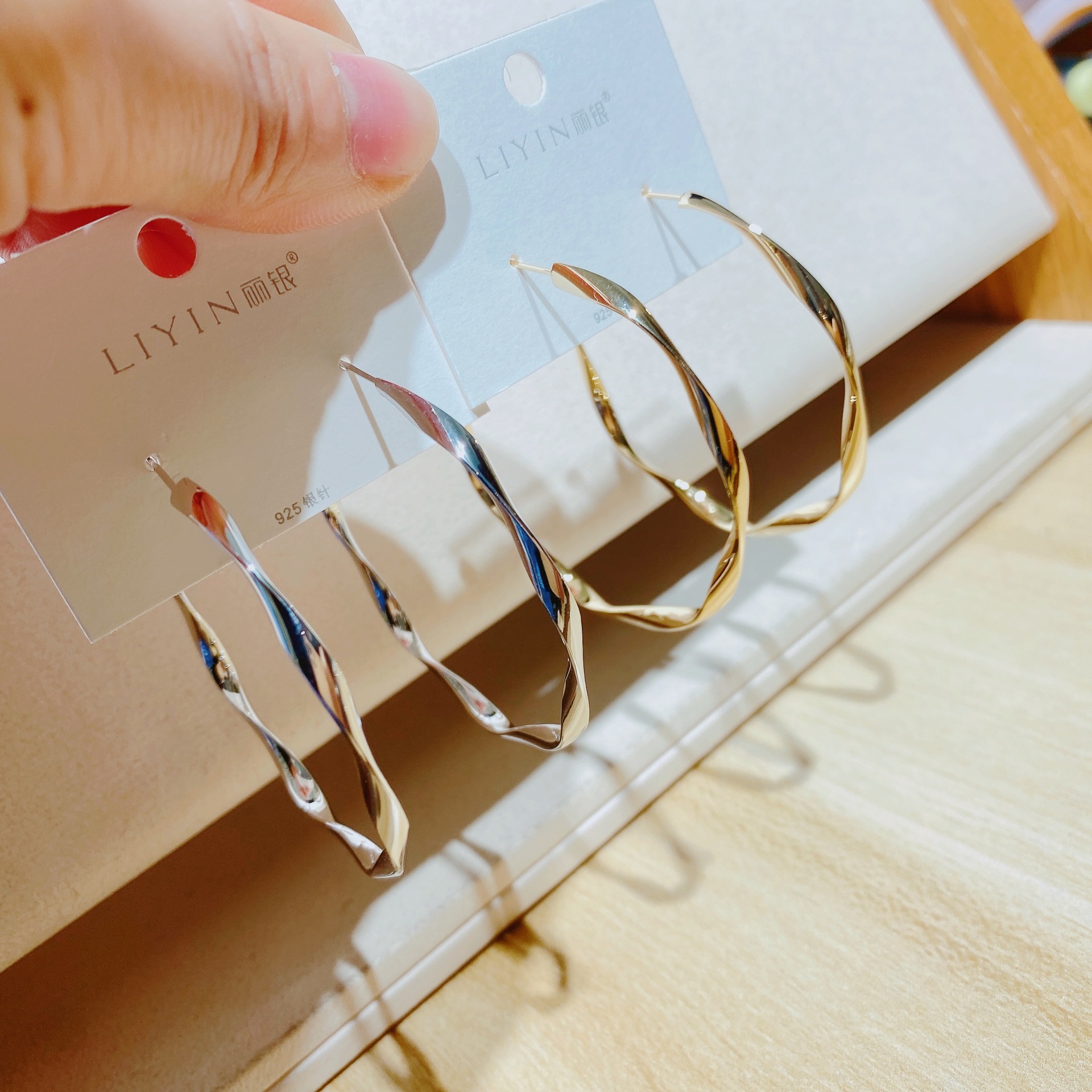 丽银丽贝丽影新款甜美网红时尚气质个性夸张韩风波浪款耳圈7363