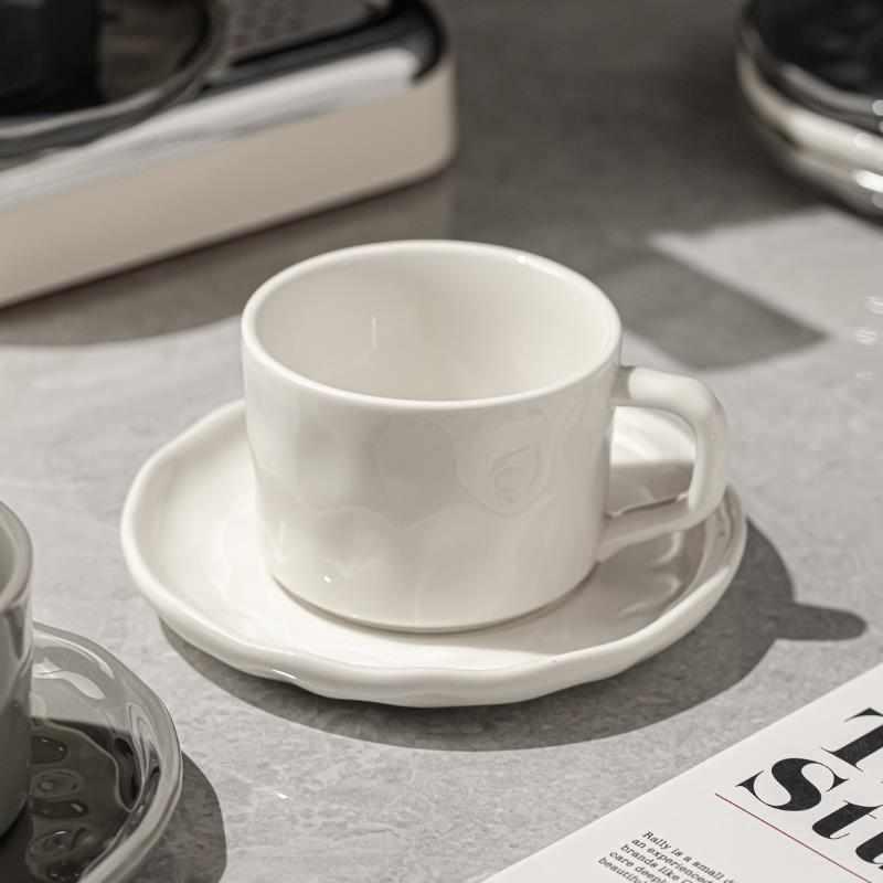 Taza de café de lujo ligero Juego de té de la tarde de estilo europeo exquisito de alta gama Juego de tazas y platos de cerámica de alta calidad para mujer