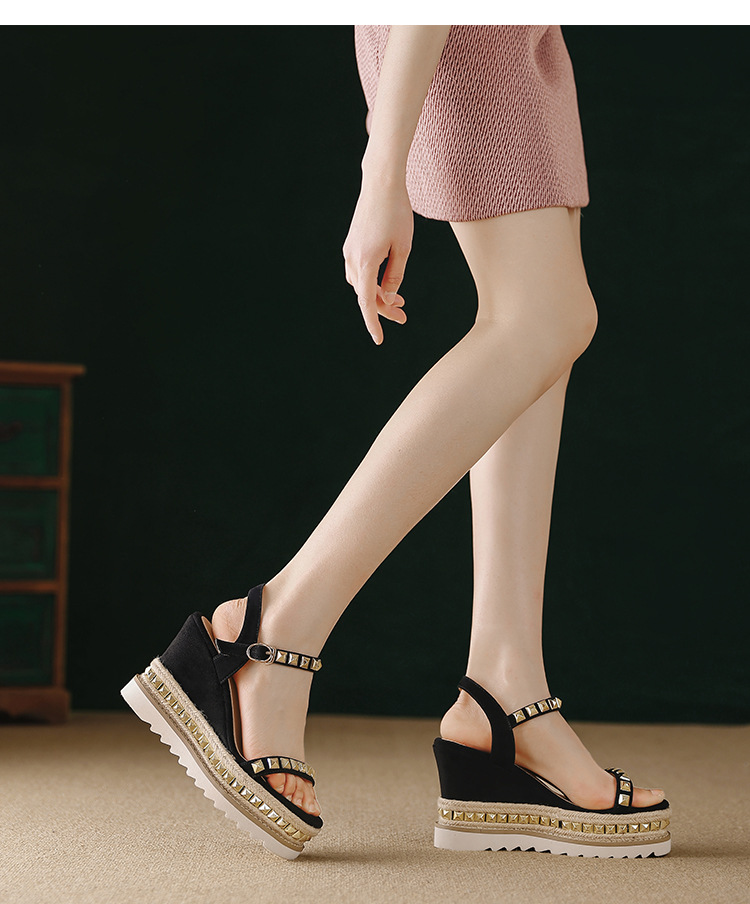 Sandal cao gót nữ đế xuồng đan rơm, mũi vuông hở ngón, quai ngang đinh tán — màu đen, màu kaki chi tiết 5