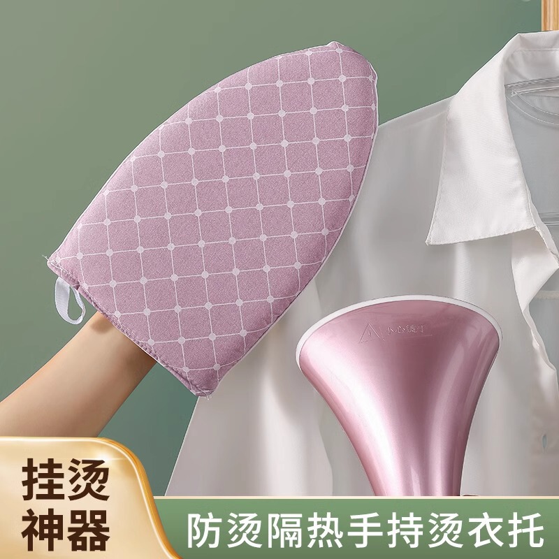ミニアイロン板を持ってアイロンをかけます。アイロンは服にアイロンをかけます。|undefined