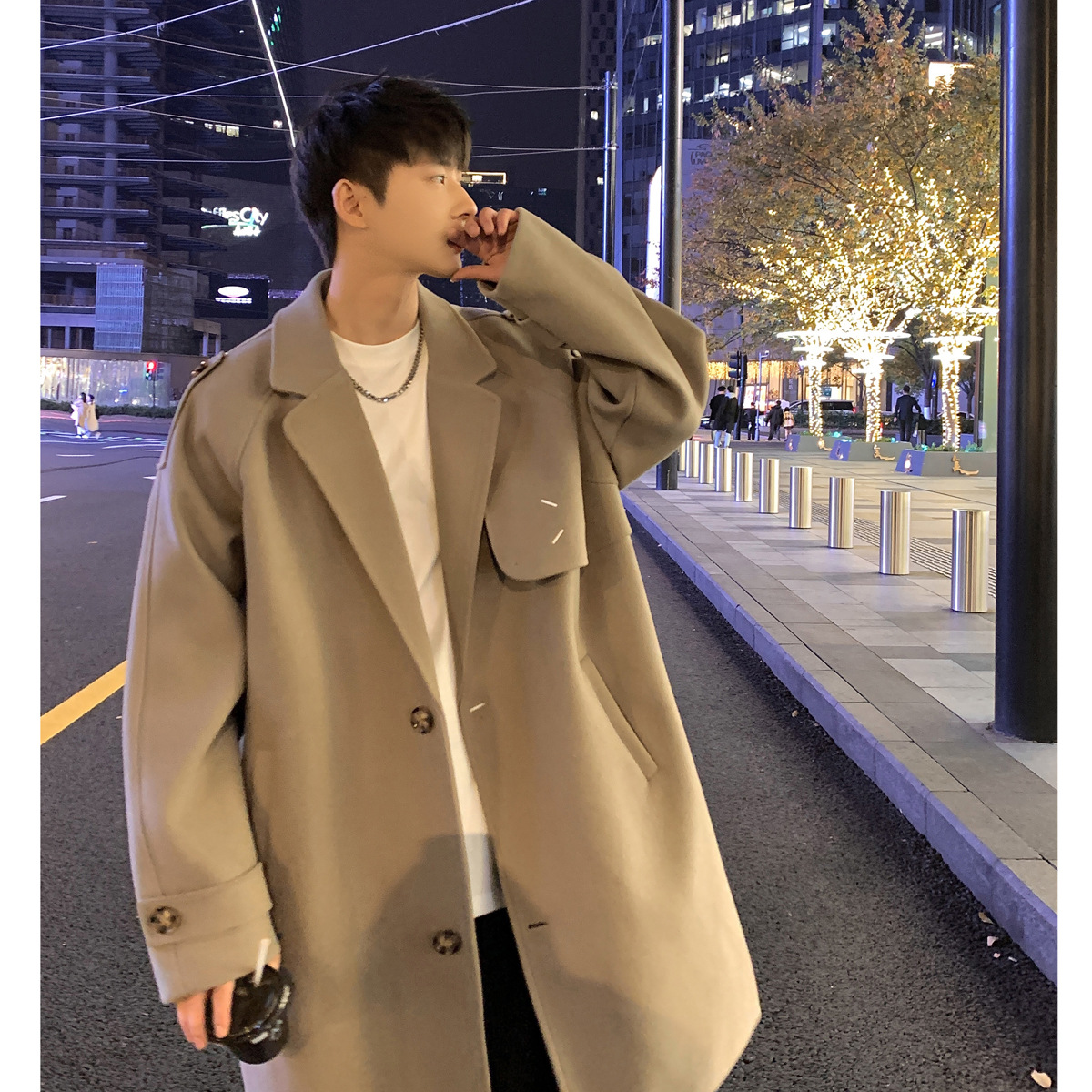 秋冬服のコートは男女が膝を過ぎます。コートの中の長さは冬の高級感があります。