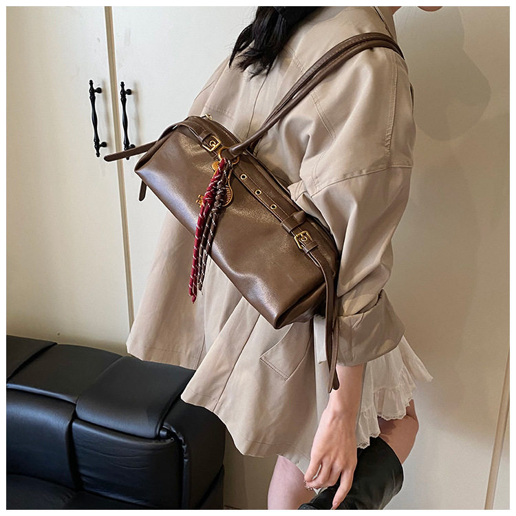 Túi xách baguette nữ phong cách retro, túi đeo tay và kẹp nách thời trang, kiểu dáng gối mềm mại — Burgundy không có mặt dây chuyền, Màu nâu không có mặt dây chuyền, Màu đen không có mặt dây chuyền, Màu nâu với mặt dây chuyền chi tiết 16