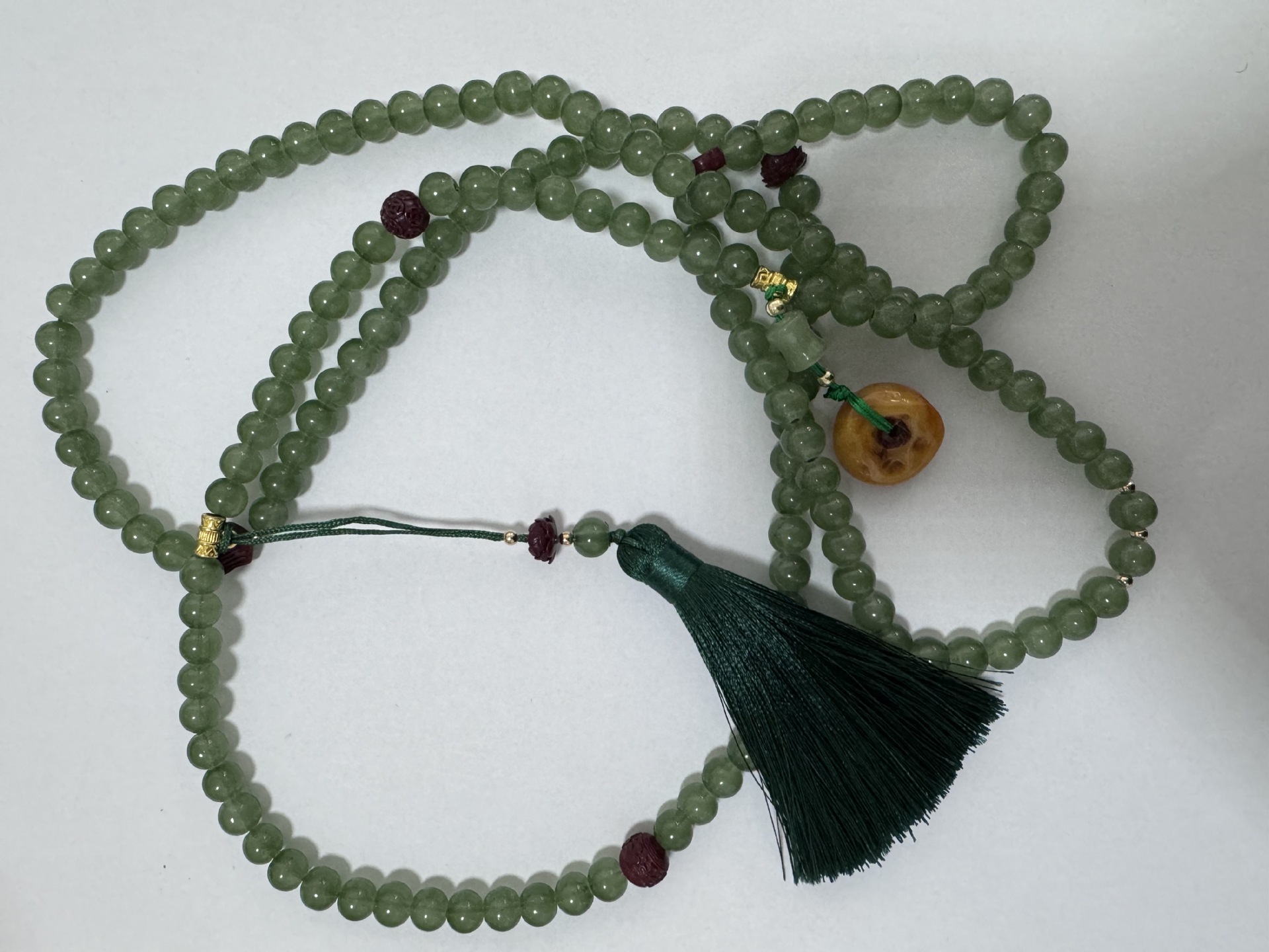 Collar colgante inclinado con hebilla verde
