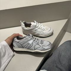 25SS 新しいスタイルの通気性の高い女性用夏用スプライスレースメッシュカジュアルシューズ、小柄な人向けのスポーツシューズ