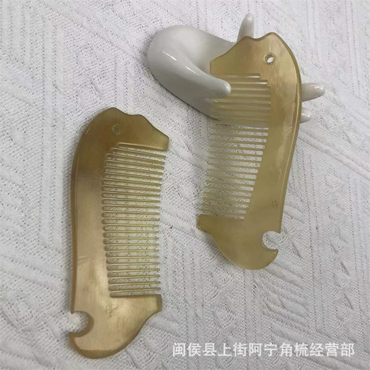 Handmade Goat Horn Comb Small Fish Shape Travel Comb 10-11cm Decorative Handle Comb overview