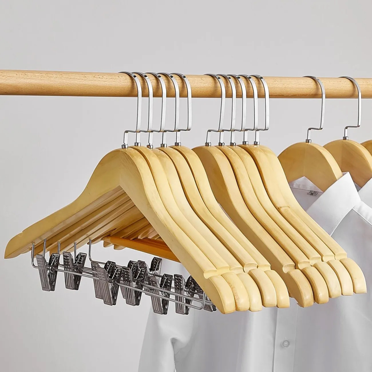 Perchas de madera maciza tienda de ropa hotel ropa de madera antideslizante sin costuras soporte de ropa colgante de madera perchero de madera clip para pantalones al por mayor