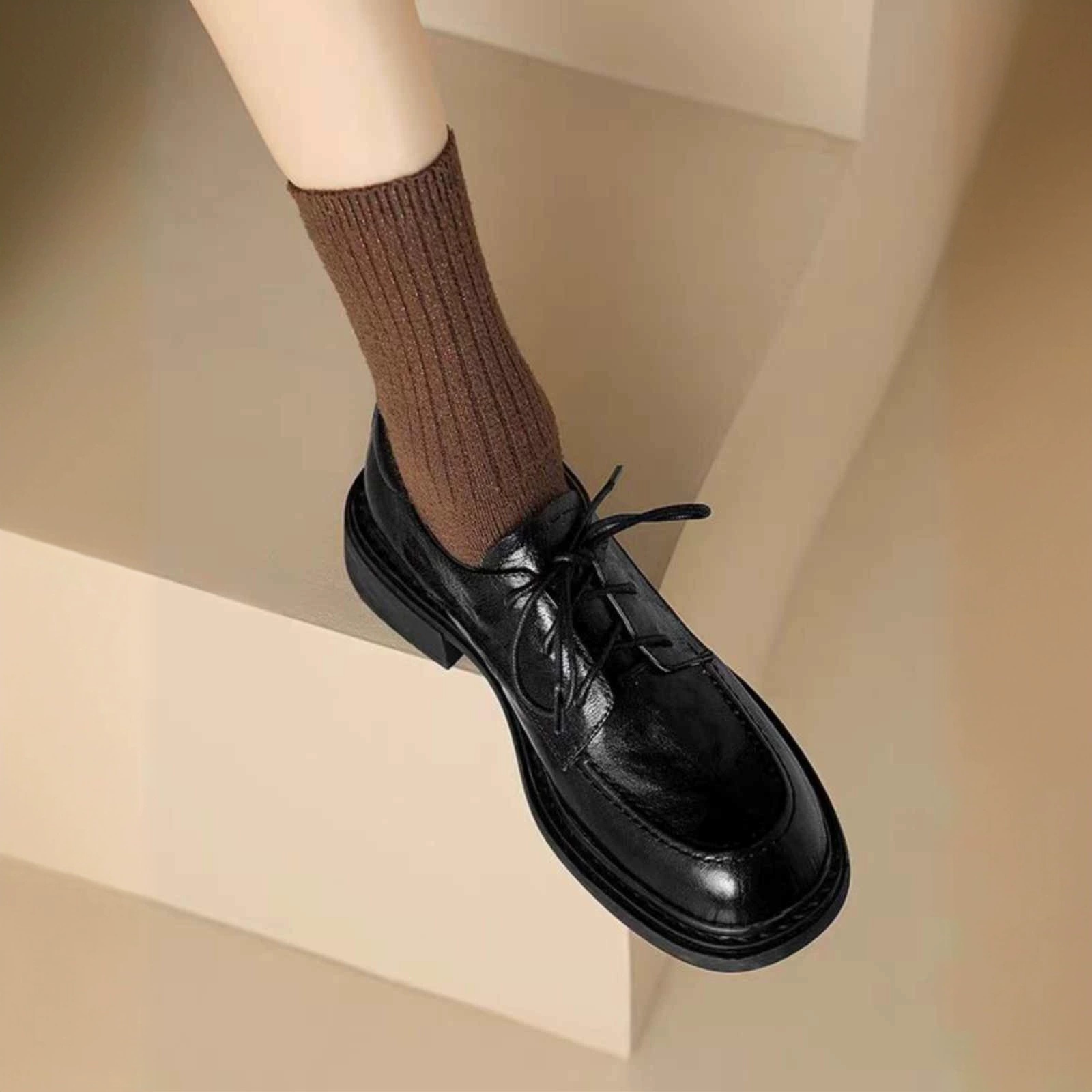 [Готовый склад] 001 мягкие кожаные туфли на толстом каблуке с круглым носком для женщин, весна 2025, новые черные туфли на толстой подошве со шнуровкой.