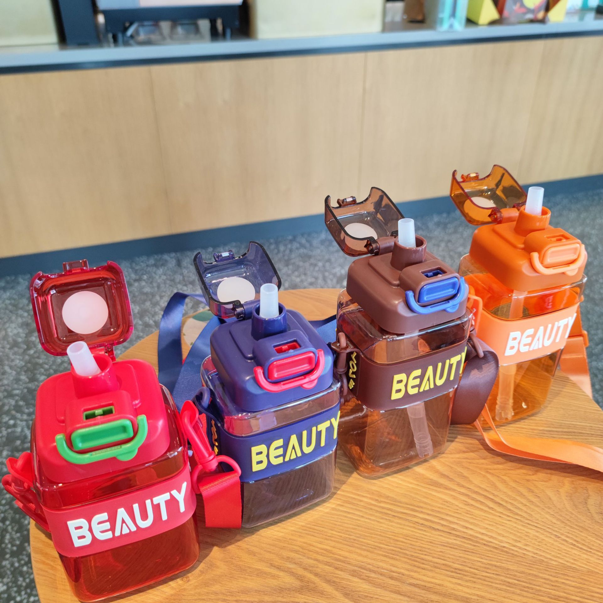 Comercio electrónico transfronterizo nueva paja rectangular para niños taza de agua de plástico portátil Correa crossbody hervidor de agua al por mayor