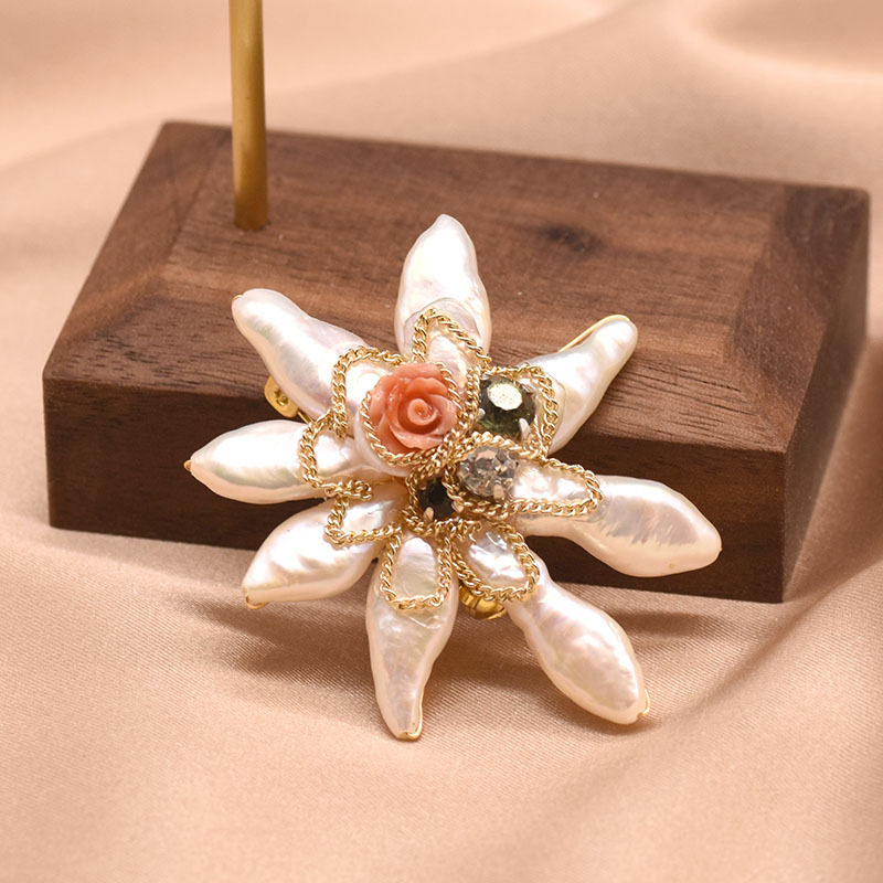 Broche de perlas naturales con borlas de bambú marino y flores, moda de alta gama, redondo y exquisito, broche de perlas estilo Chanel de alta calidad para mujer.