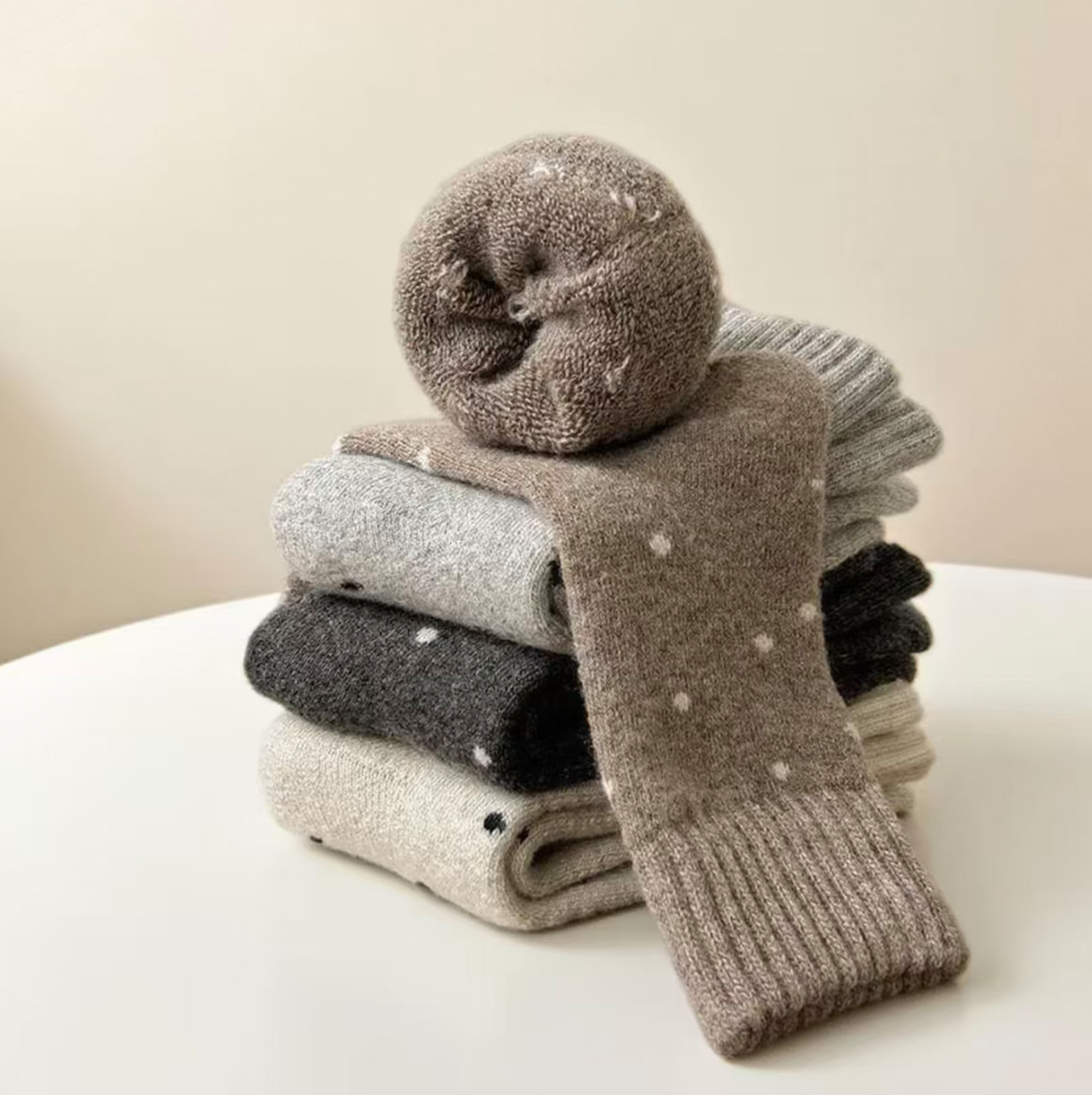 Calcetines de mujer caliente otoño y invierno más veludo engrosado nuevo punto de onda bucle tubo medio lindo versátil retro calcetines de pila