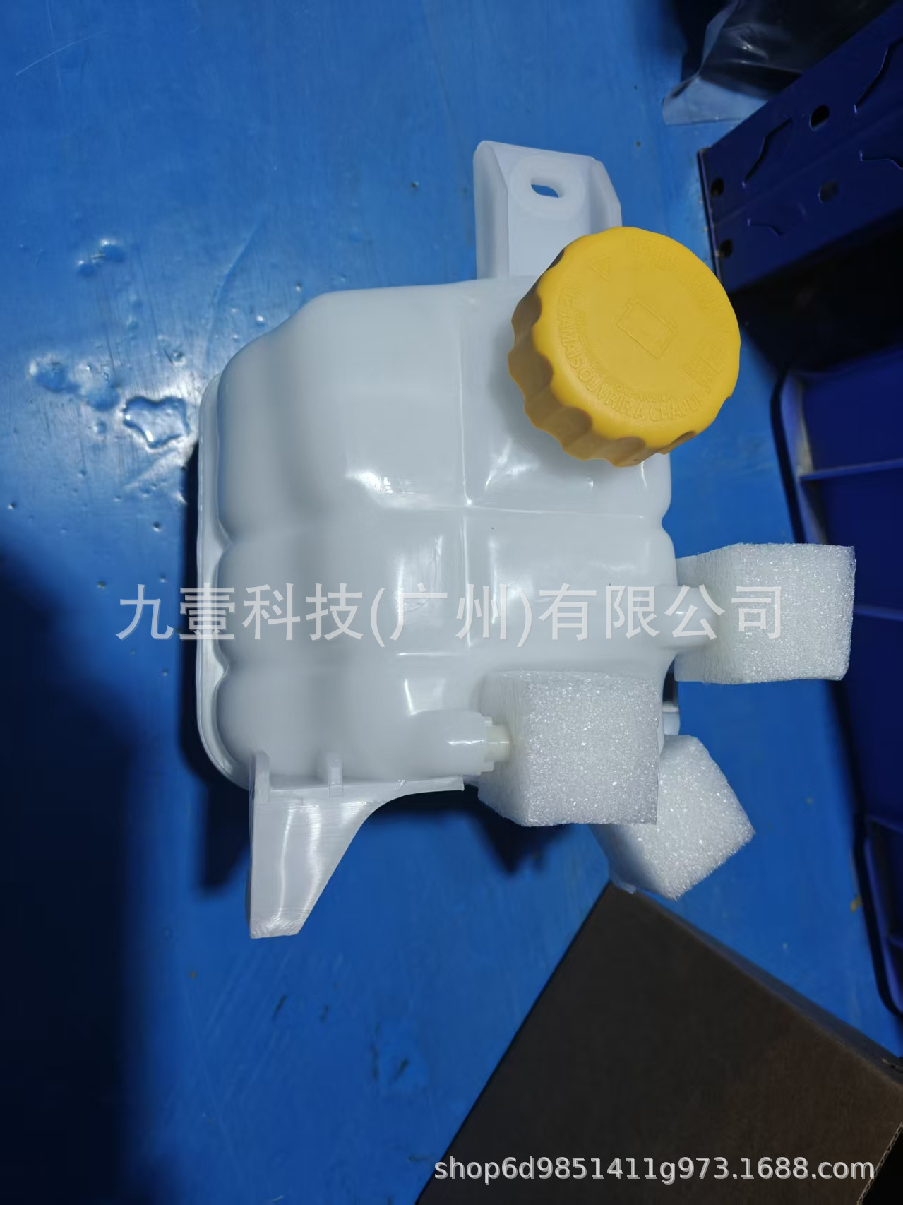 Suitable for Chevrolet CAPTIVA 2.0 auxiliary water tank with cover 96837836 95213455
