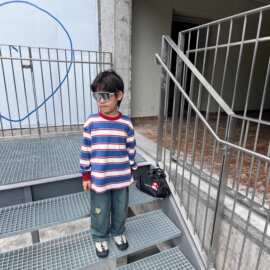 2025秋季新款童装男女童撞色条纹洋气T恤圆领上衣宽条纹长袖T恤
