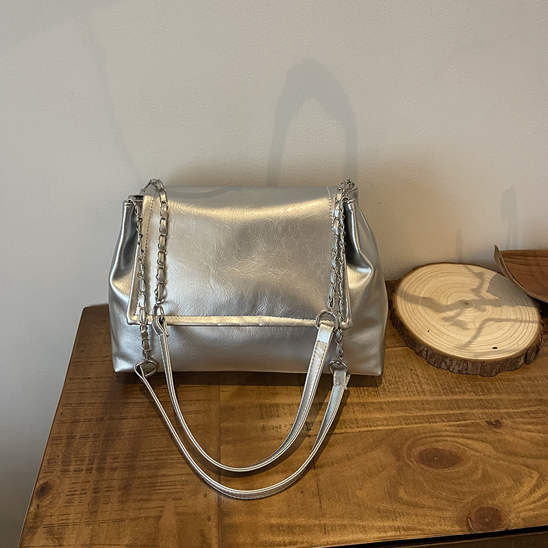 Bolsa de hombro de textura plateada de gran capacidad de transporte de cadena, nuevo nicho de diseño retro bolso de mujer