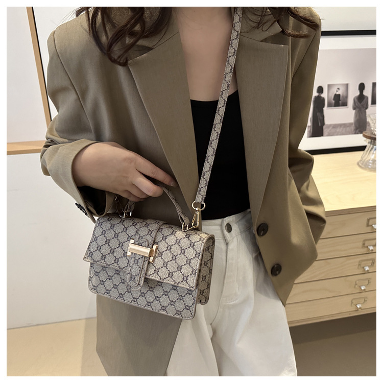 The 2024 new women's bag features a high-end texture, a niche and fashionable style, a retro and versatile small square bag, and a hand-held shoulder crossbody bag undefined