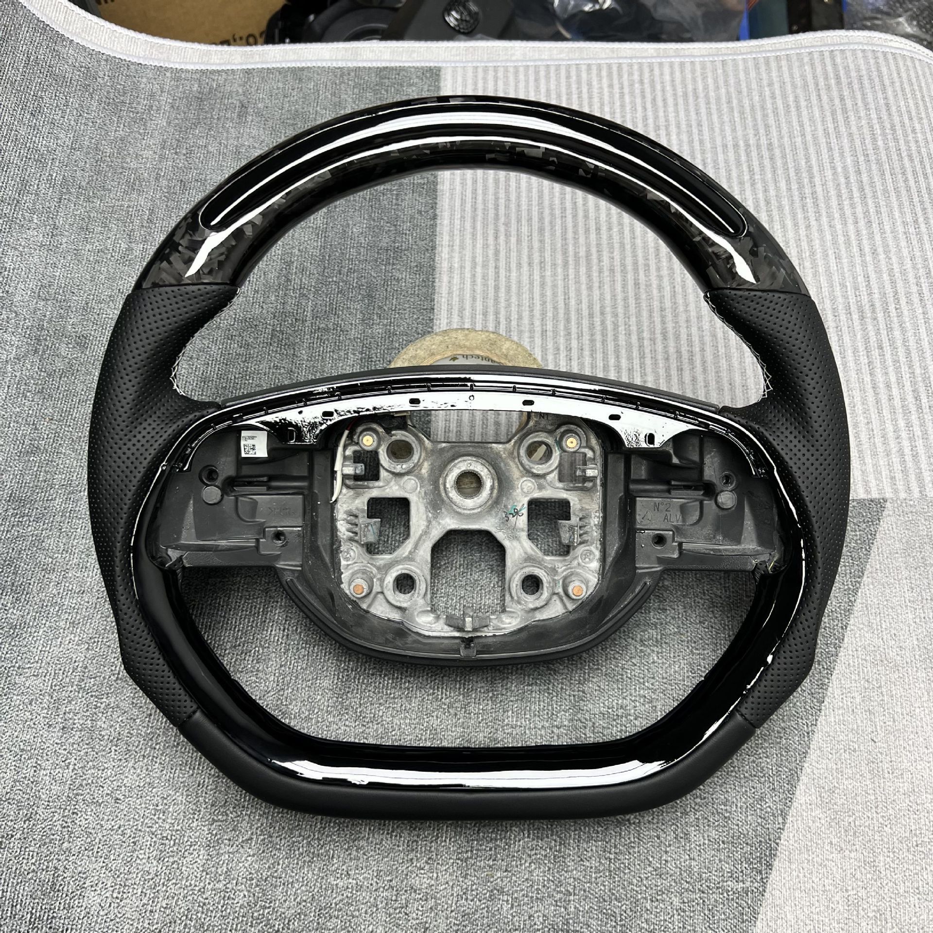 Car Carbon Fiber Steering Wheel Customization Is Suitable for Xpeng Car Interior Steering Wheel Assembly Upgrade and Modification Processing