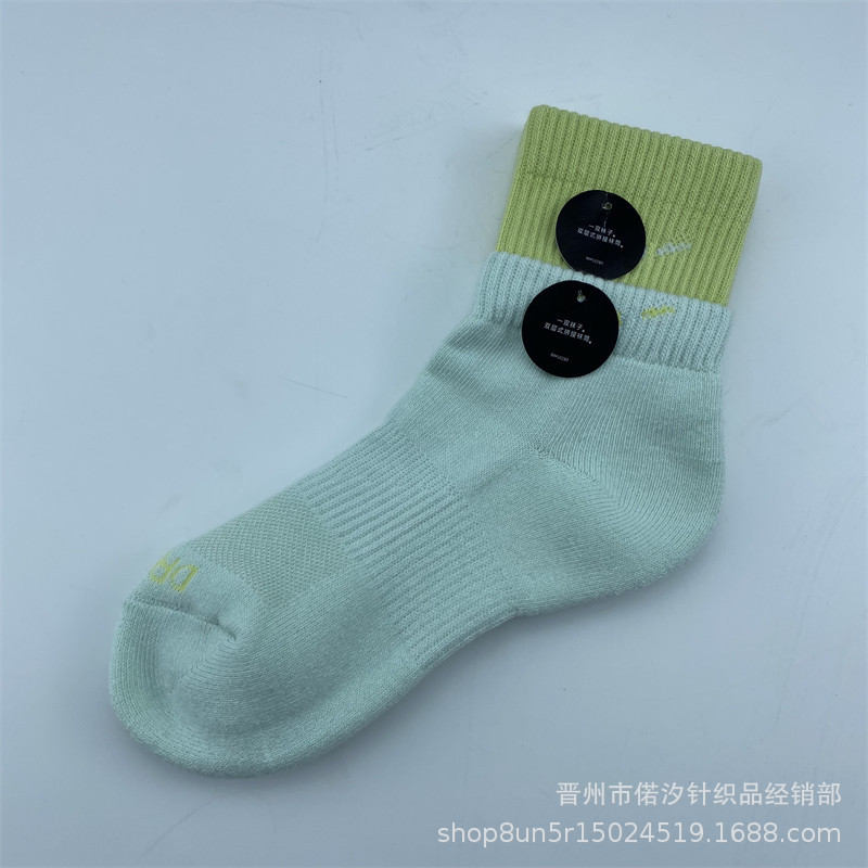 2023新品の偽の2つのつなぎ合わせのスポーツの靴下の中で筒の高い筒の男女の同項のマカロンカラーの厚いタオルの底