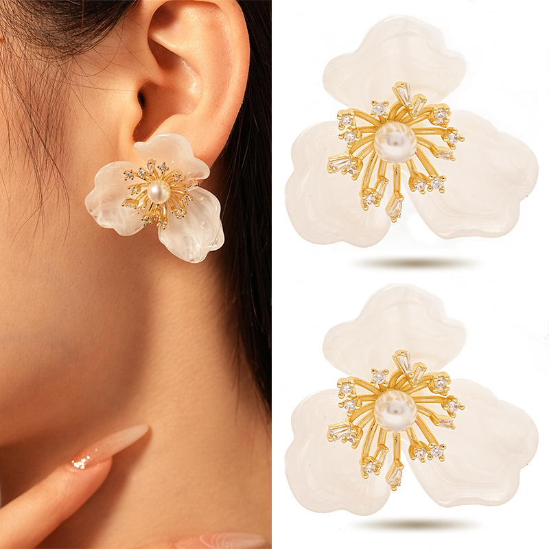 30g Weight 0.03µm Gold Plating Thickness Electroplating Gold Plating Process Alloy Ear Needle Material Copper Plated Plating Material Ear Studs Classification 1 Pair Quantity Holiday, Daily Occasion Alloy Material Flower Pattern Women's Gender Elegant, Retro Style Enamel Craft 1 Pair Elegant Retro Flower Enamel Alloy Drop Earrings Ear Studs 16