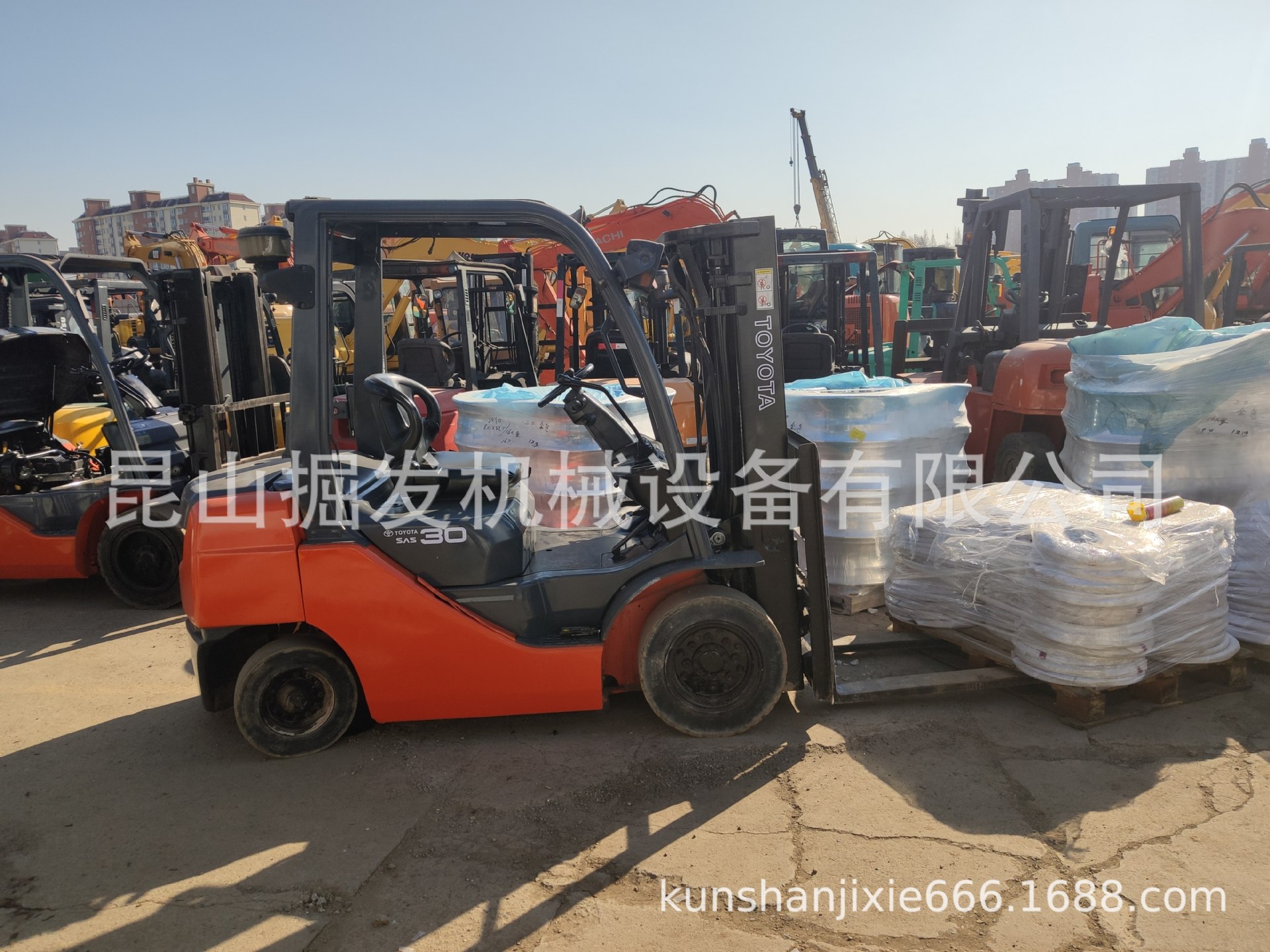 TOYOTA丰田3吨 二手丰田30-8F集装箱叉车3节门架带侧移