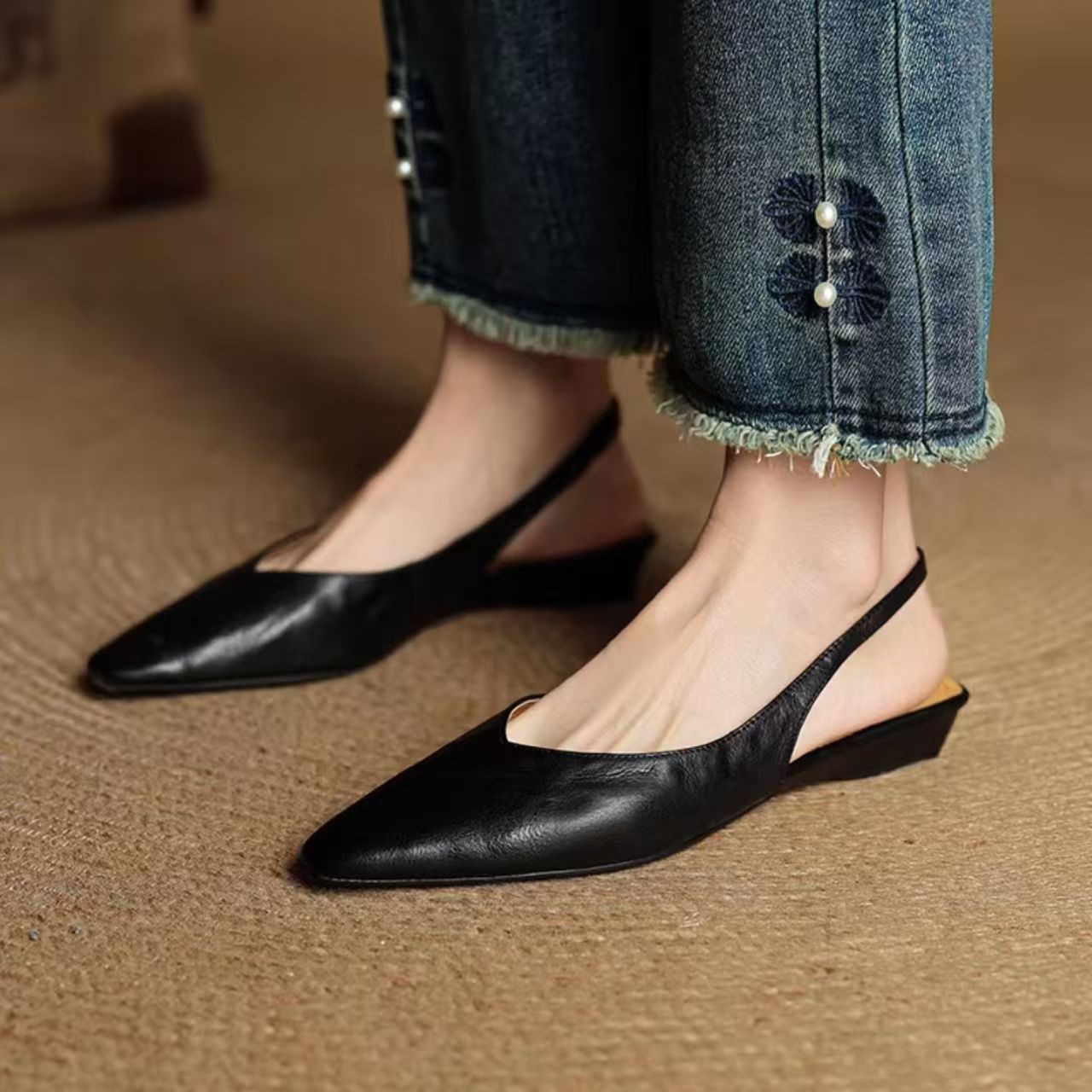 El estilo francés es una hermosa sandalia aguda, sandalias de talón bajo, 2026 moda de verano de un solo zapato para mujeres.