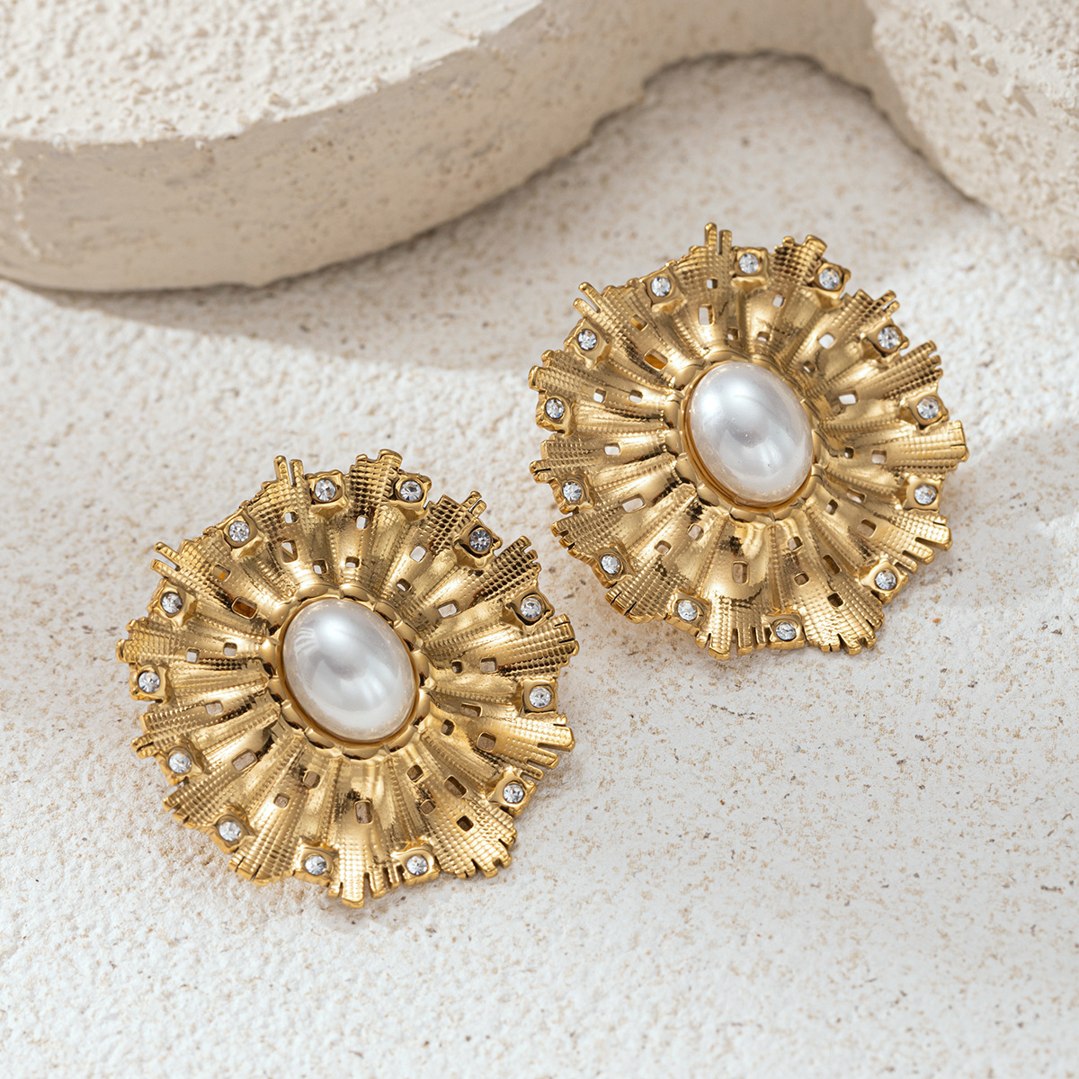 Tina Europa y los Estados Unidos de acero inoxidable ligero de lujo nicho flores perlas diamantes pendientes no desvanecen pendientes de venta caliente transfronterizos mujeres