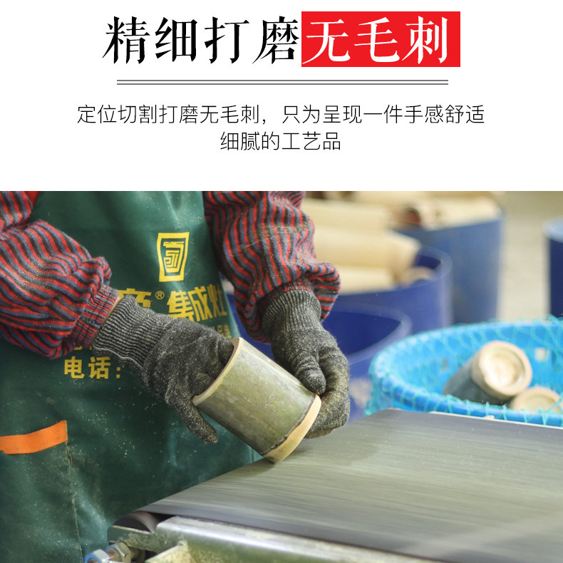 緑の手作りの空の竹の筒の鋳型は屋台の竹の筒のご飯の新鮮な竹を並べて竹の筒のアイスクリームのネットの赤いミルクのカップを作ります。|undefined