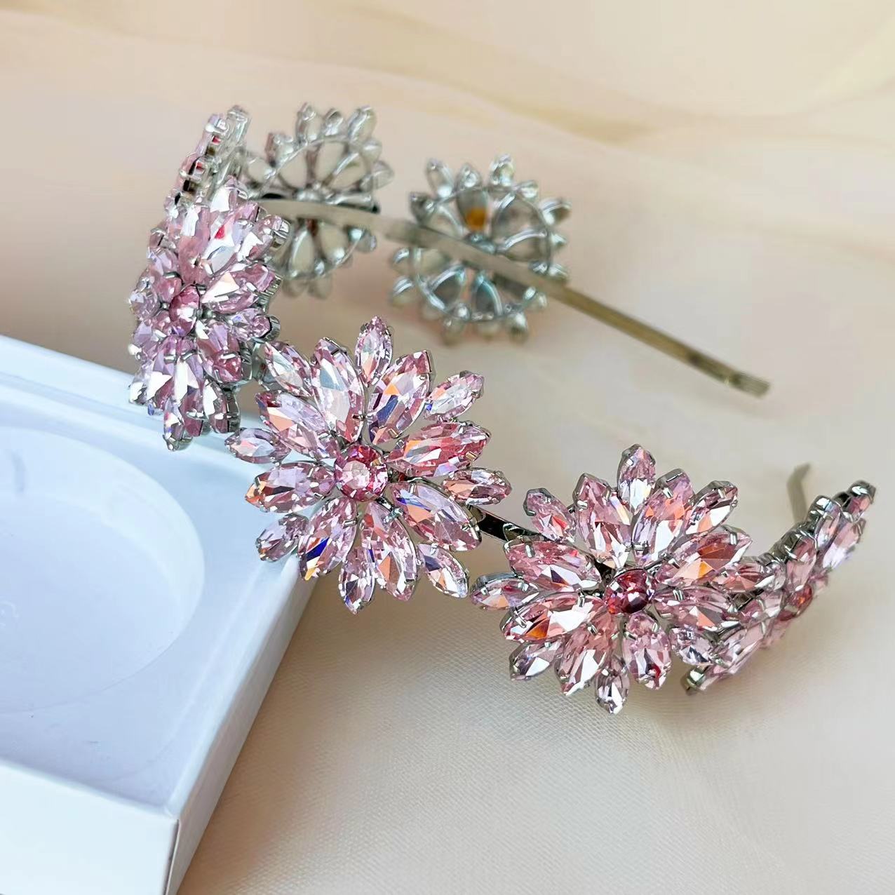 Retro Flower Metal Inlay Artificial Crystal Hair Band 1 Piece display picture 5