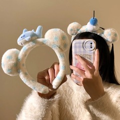 かわいいサメの波点熊のぬいぐるみの髪のカチューシャの女性の誕生日の遊園地の写真を撮って顔を洗って化粧します。