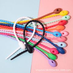 カラーシリコンバンドのキーチェーンDIY服装バッグアクセサリーのキーチェーン