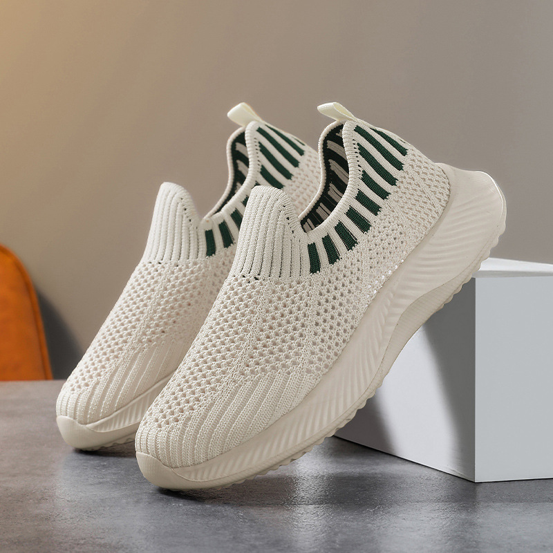 Zapatos para niños 2025 verano nuevo estilo de un pie transpirable con malla voladora ligera para niños y niñas, zapatos deportivos y casuales de moda