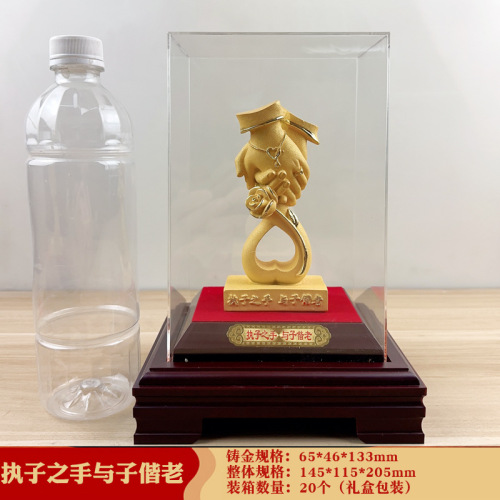 Wedding gifts velvet gold holding hands and children together old ornaments creative western style wedding wedding gold shop gifts