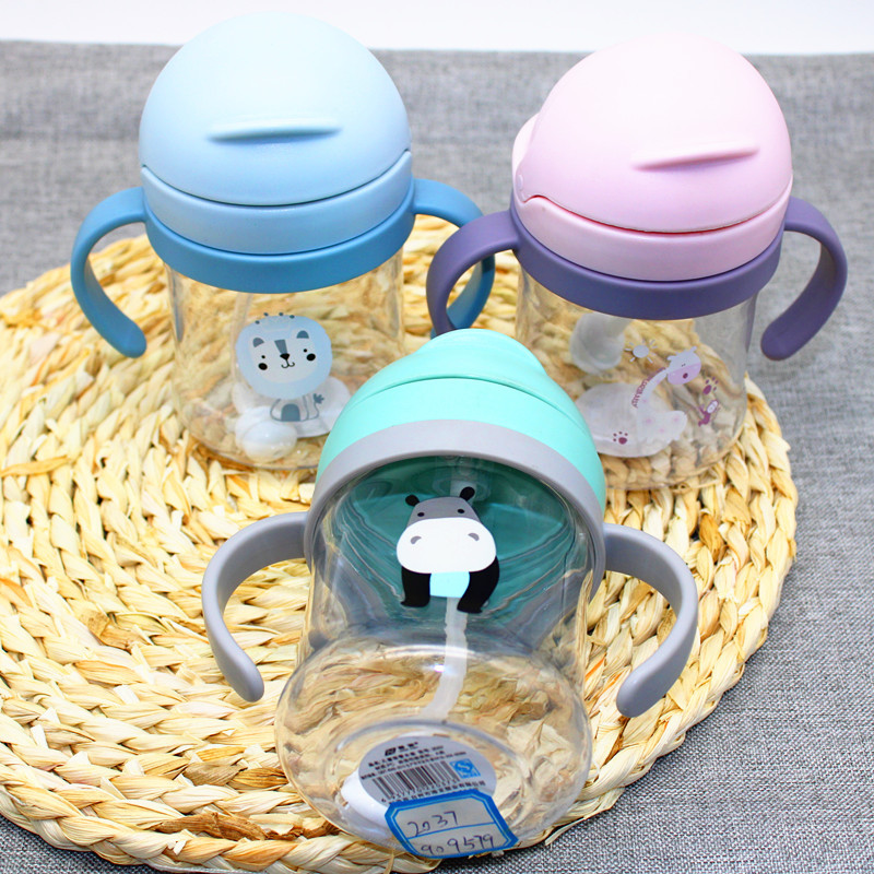 Bebé de dibujos animados mango taza de agua Flip niños paja taza de agua con bola de gravedad bebé beber taza Madre y niño al por mayor