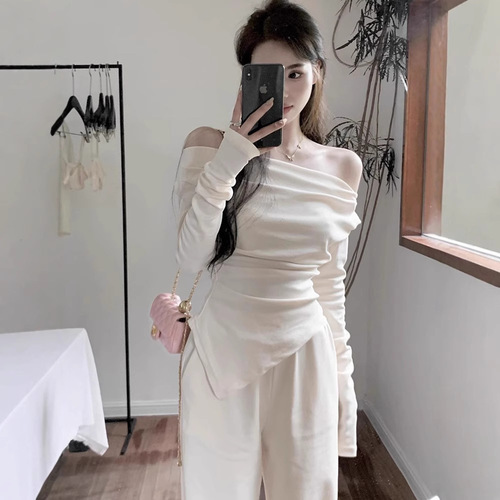 Sexy hot girl off-shoulder base top for fall/winter: tummy-covering, waist-slimming, and figure-flattering irregular long-sleeve T-shirt with a subtly alluring vibe.