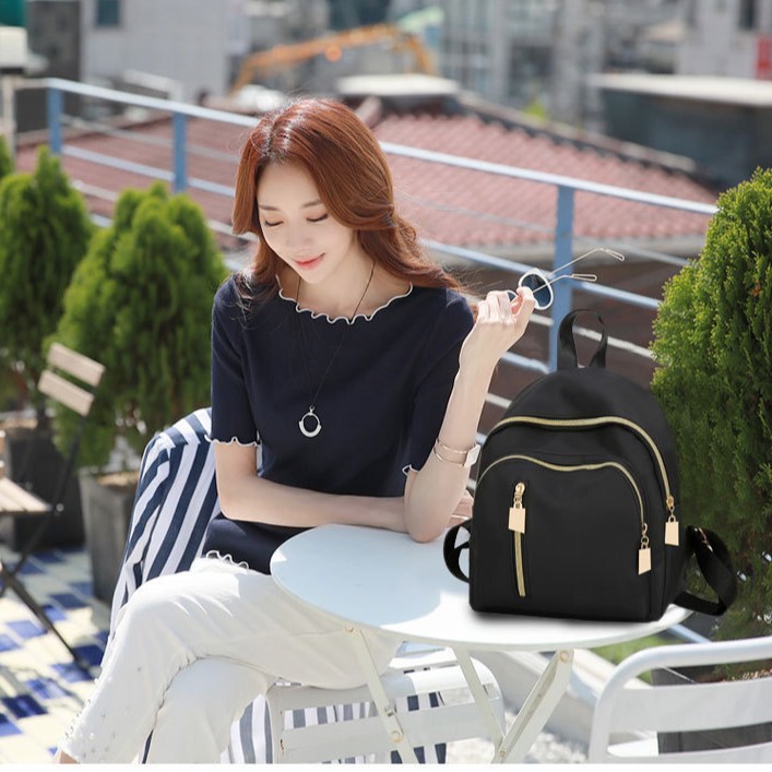 Mochila del mismo estilo, nueva bolsa para mujer, mochila de nailon impermeable de estilo coreano, mochila de estilo universitario a la moda, ligera y de peso ligero.
